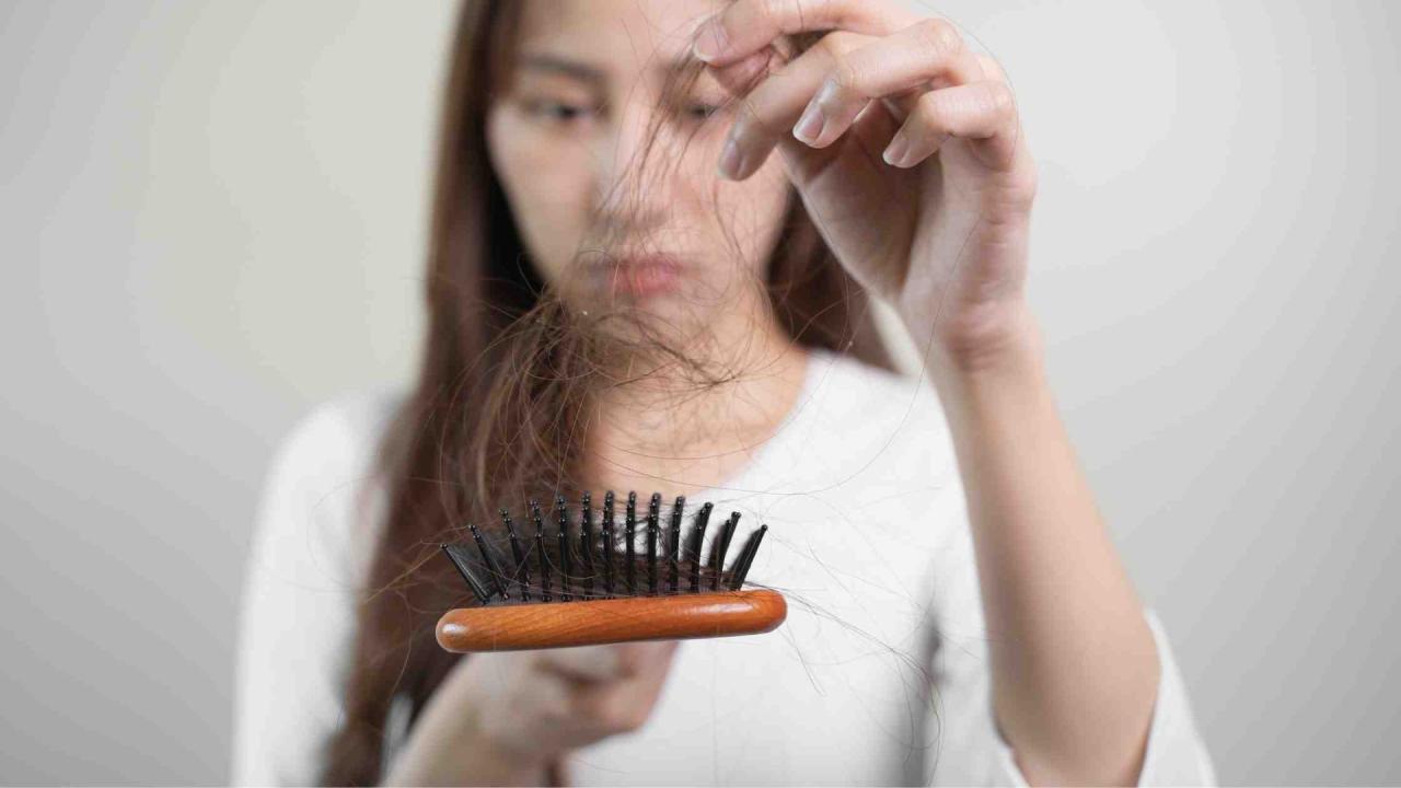 Rambut Rontok? Mungkin Vitamin B12 yang Kurang!