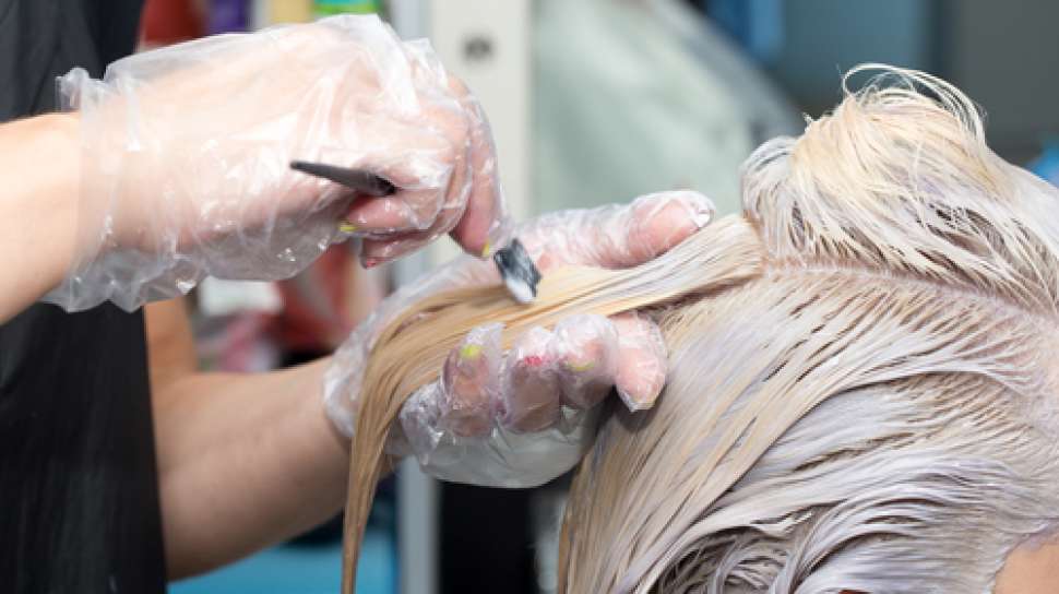 12 Tips Perawatan Rambut Bleaching agar Tetap Berkilau