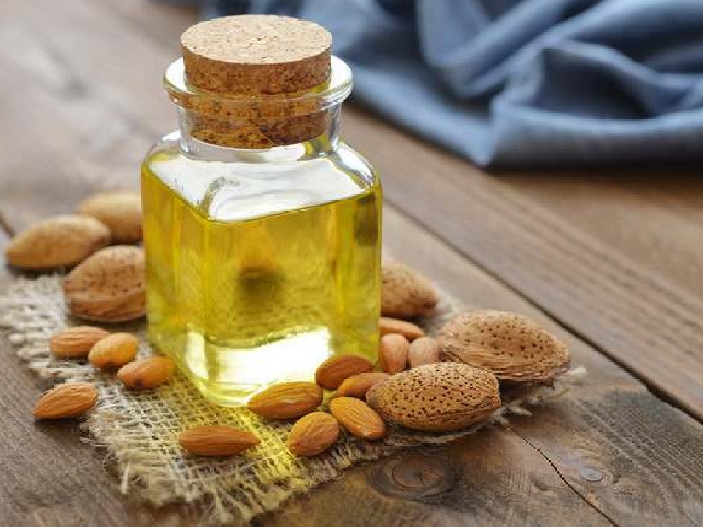 Minyak Almond: Rahasia Menjaga Kelembapan Rambut yang Efektif