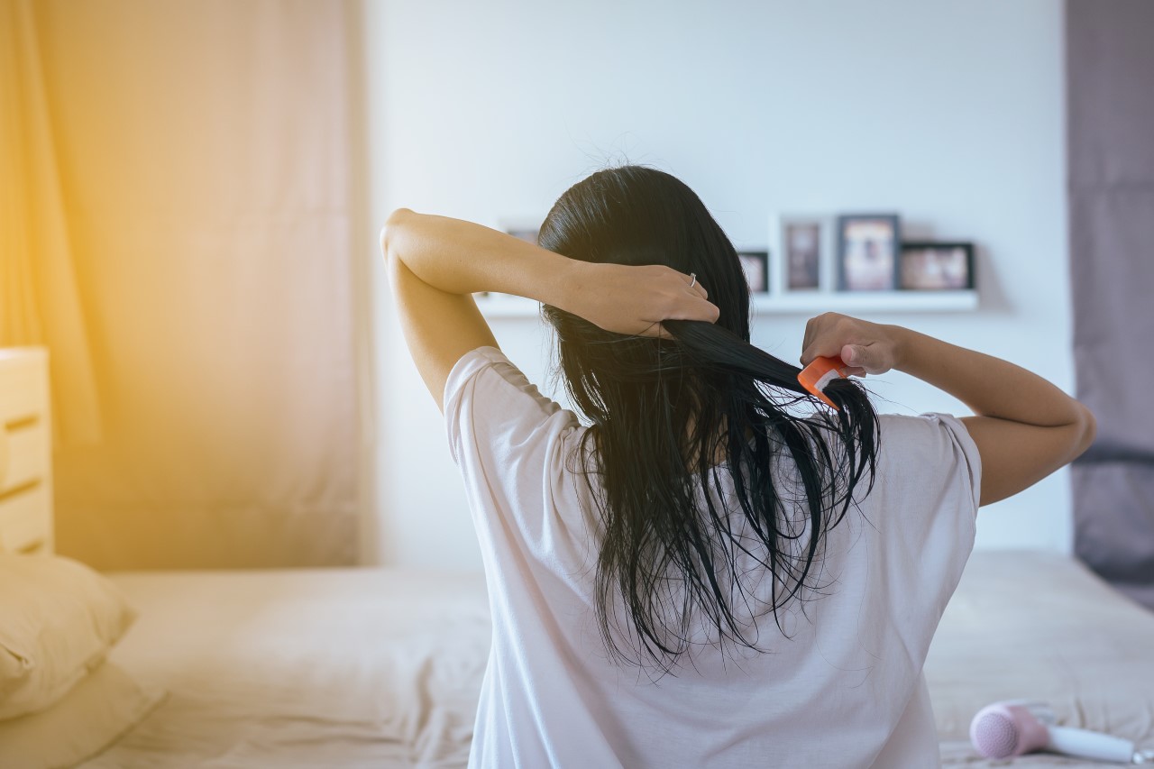 Rambut Kusut Saat Bangun Tidur? Atasi dengan Bahan Herbal Alami!