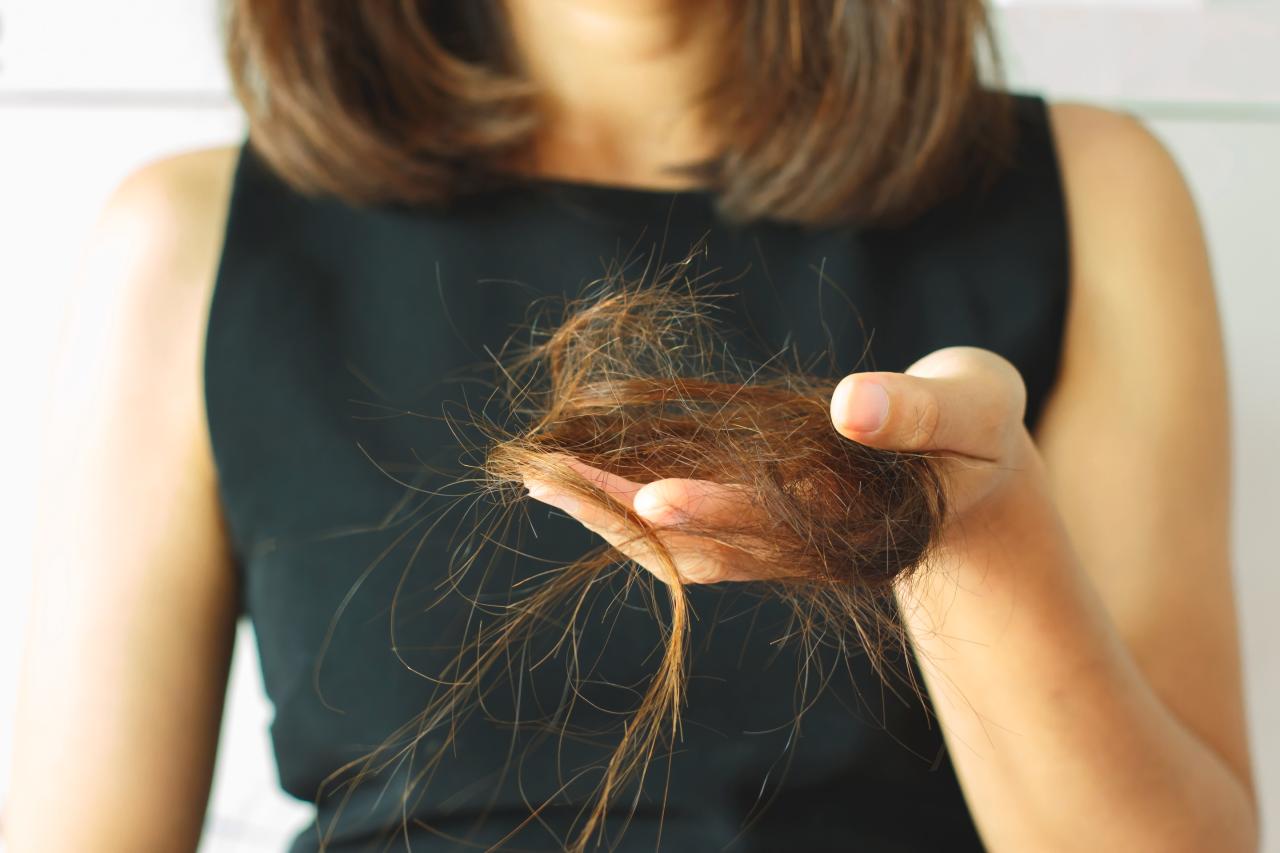 Mengapa Rambut Orang Tua Bisa Rontok? Ini Penyebabnya!