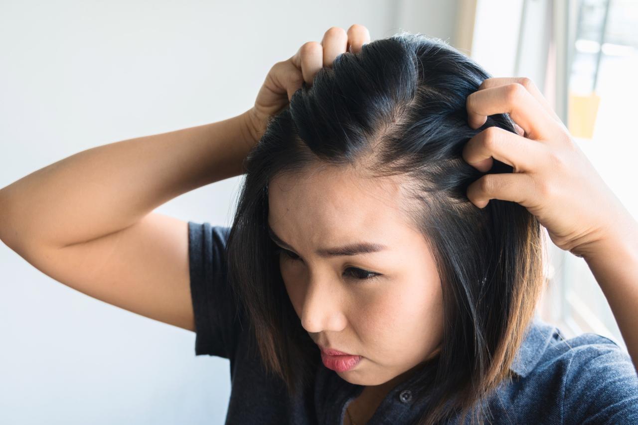 Rambut Lepek Setelah Mandi Malam? Atasi dengan 7 Tips Jitu Ini!