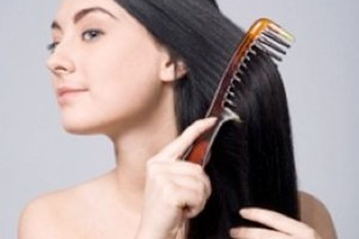 Rambut Patah Saat Menyisir? Stop! 8 Cara Jitu untuk Menghindarinya