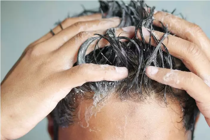 12 Cara Merawat Rambut Bleaching agar Tidak Kering dan Tetap Lembut