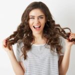 Rambut Curly Pendekmu Berantakan? Atasi Frizz dengan 5 Rahasia Ini!