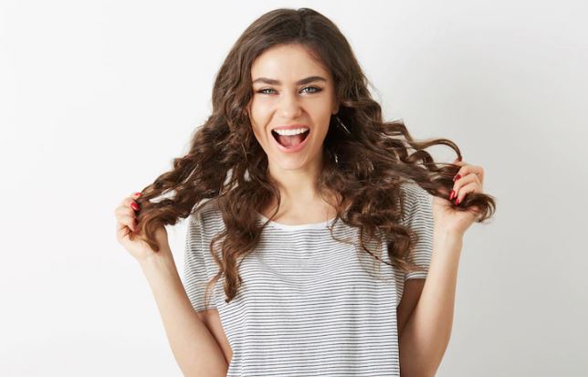 Rambut Curly Pendekmu Berantakan? Atasi Frizz dengan 5 Rahasia Ini!