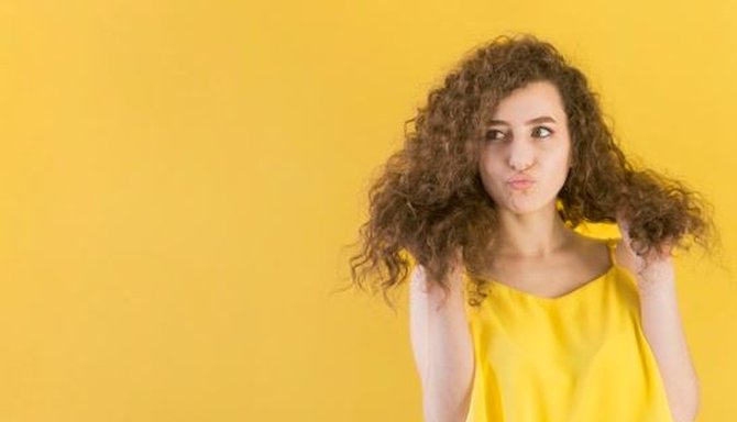 Rambut Keritingmu Sulit Diatur? Tenang, Ini Rahasianya!