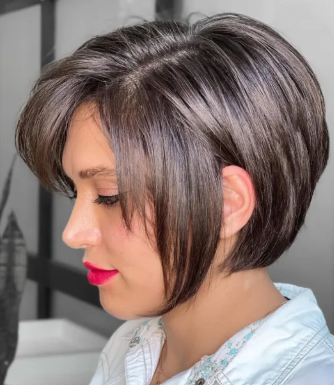 5 Inspirasi Model Rambut Bob Layer Pendek yang Cocok untuk Wajah Bulat dan Kacamata