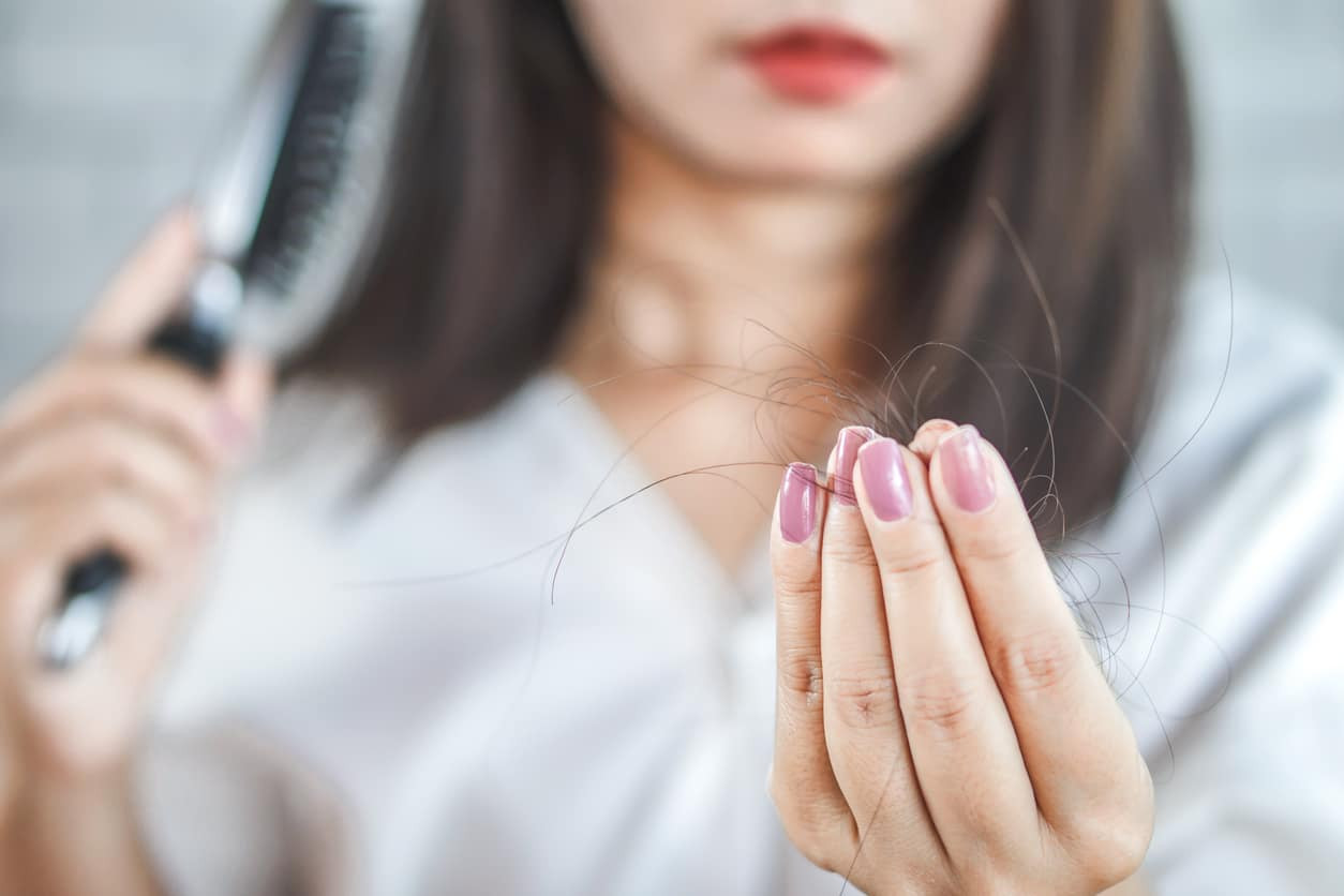 Rambut Rontok karena Diet? Ketahui Penyebab dan Solusi Tepatnya!