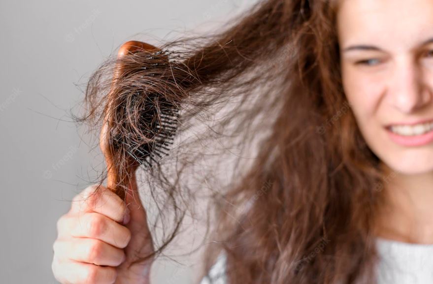 Rambut Kusut? Tak Perlu Panik! Tips Jitu Agar Rambut Orang Tua Tetap Rapi dan Sehat