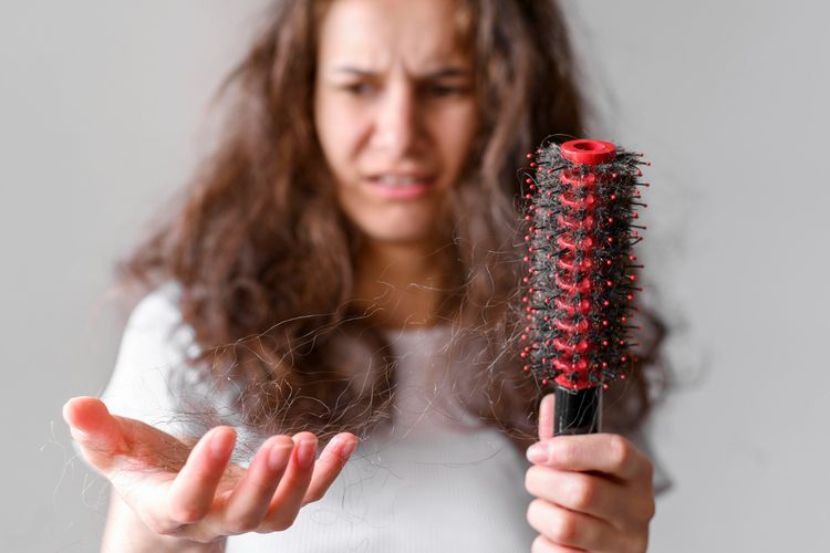 Rambut Rontok? Coba Atasi dengan Bawang Merah!