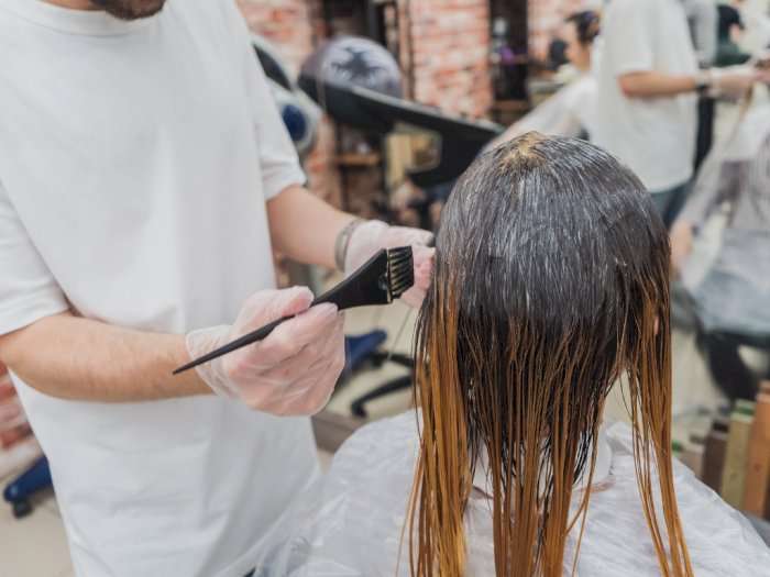 12 Pantangan yang Harus Dihindari Setelah Pewarnaan Rambut: Rahasia Menjaga Warna Rambut Baru Anda Awet dan Berkilau