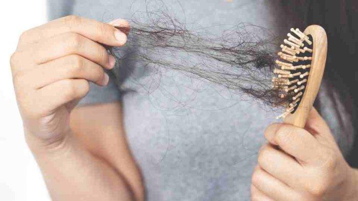 Bagaimana Menopause Bisa Menyebabkan Rambut Rontok? Ini Penjelasannya!