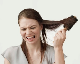 Rambut Patah Saat Menyisir? Stop! 8 Cara Jitu untuk Menghindarinya