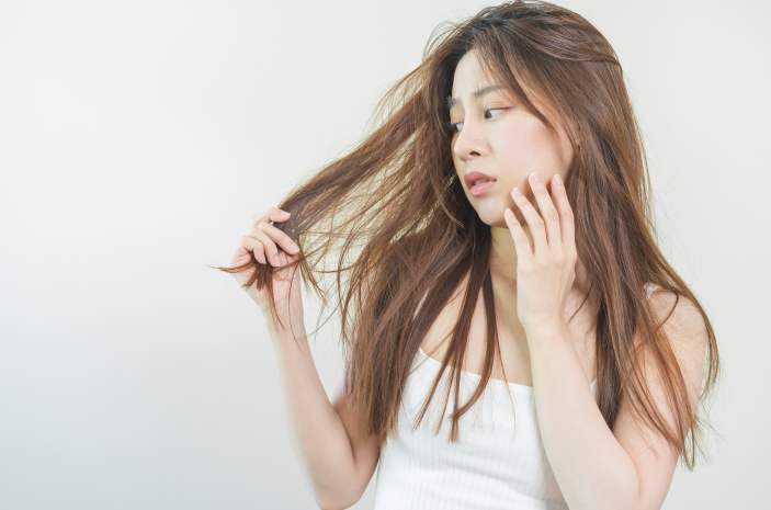 Rambut Kering dan Pecah-Pecah? Atasi Secara Alami dengan 7 Tips Ini!