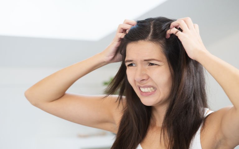 Rambut Rontok Akibat Obat? Jangan Panik, Simak Panduan Lengkap Ini!