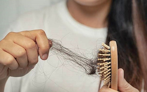 Mengapa Rambut Rontok Lebih Parah di Sekitar Dahi? Misteri yang Sering Bikin Panik