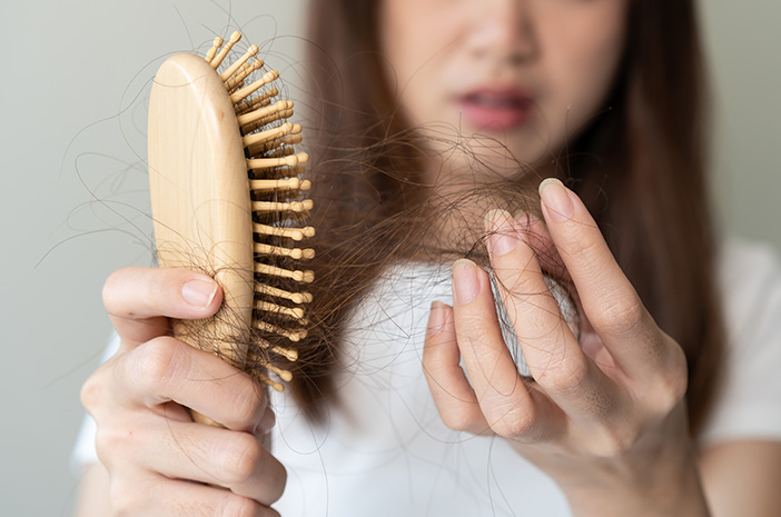 Rambut Rontok yang Tak Terduga: Bisakah Alergi Makanan Jadi Biang Keladinya?