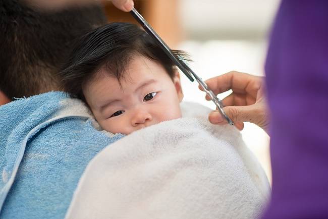 Takut Si Kecil Kehilangan Rambut? Tenang, Atasi Rambut Rontok Bayi dengan Aman!