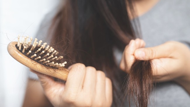 Rambut Rontok di Usia Senja: Taklukkan Masalahnya dengan Strategi Tepat