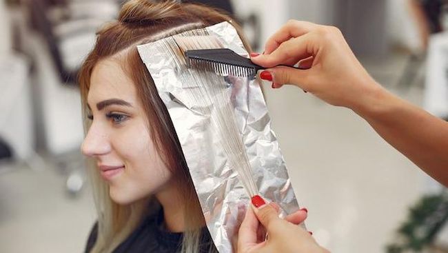 12 Tips Merawat Rambut Berwarna agar Warna Tetap Tahan Lama