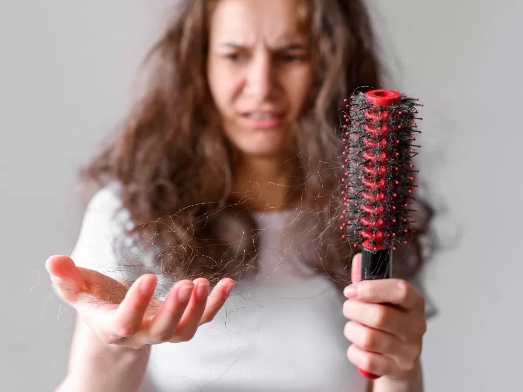 Rambut Rontok? Hati-Hati, Alergi Bisa Jadi Pelakunya!