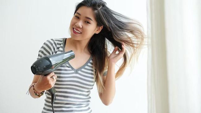 Mengapa Rambut Saya Mudah Patah Setelah Menggunakan Hair Dryer?