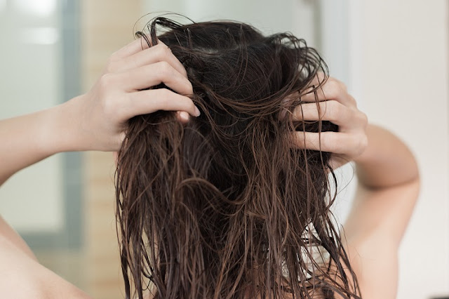 Rambut Panjangmu Berketombe? Tenang, Ini Penyebab dan Solusinya!