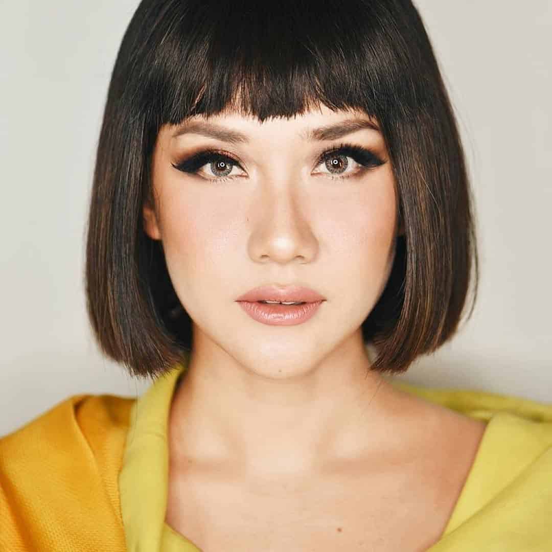 5 Inspirasi Model Rambut Bob Layer Pendek yang Cocok untuk Wajah Bulat dan Kacamata