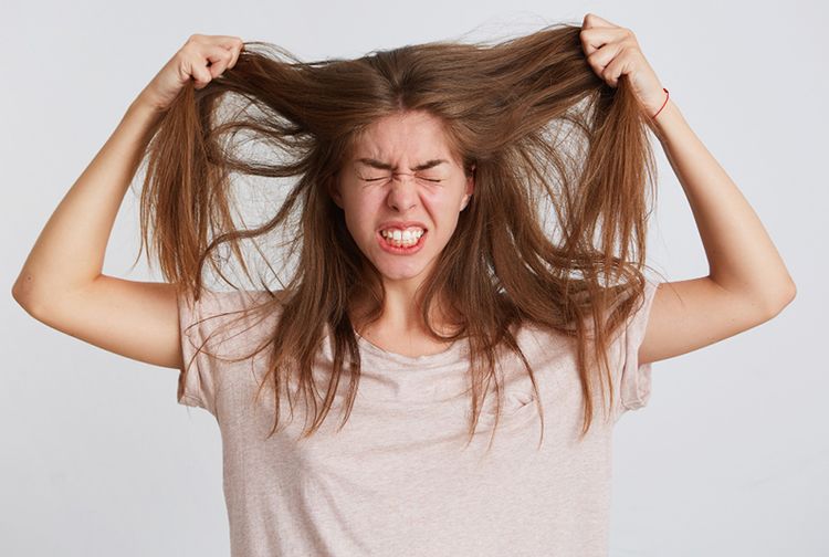 Rambut Panjangmu Berketombe? Tenang, Ini Penyebab dan Solusinya!