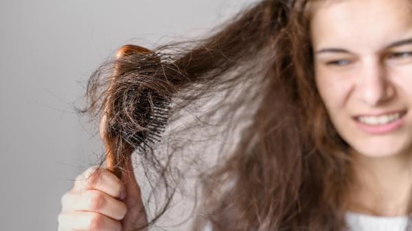 Rambut Rontok karena Hormonal: 12 Faktor yang Perlu Diketahui