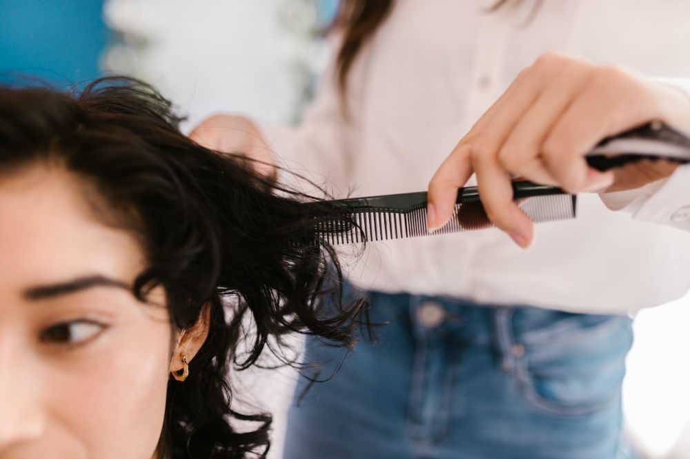 Curly Cut: Rahasia Menjaga Kelembapan Rambut Keriting yang Indah