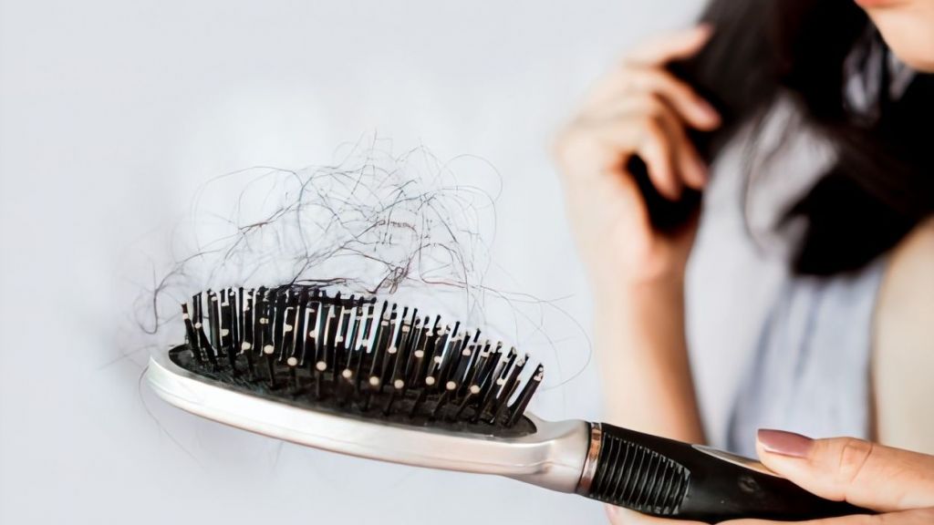 Rambut Rontok: Masalah yang Sering Menghantui Wanita, Solusi Apa yang Tepat?