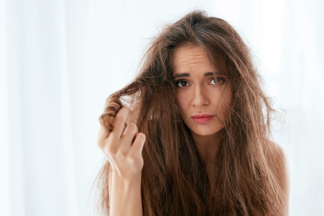 Mengapa Rambut Anda Frizzy dan Bagaimana Mengatasinya?