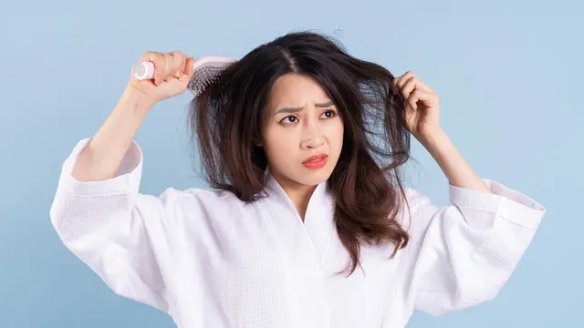 Rambut Kusut Usai Berjemur? Tenang, Atasi dengan Tips Jitu Ini!