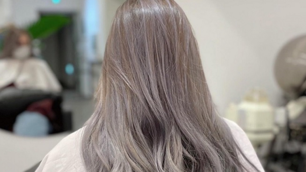 Gaya Rambut Ash Grey: Tips Mendapatkan Warna yang Elegan dan Menawan