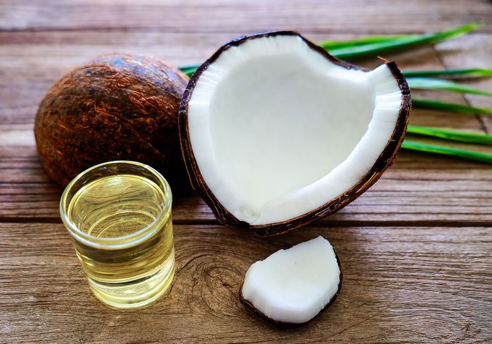 Pertempuran Melawan Rambut Rontok: Kisah Perjalanan Saya dengan Minyak Kelapa