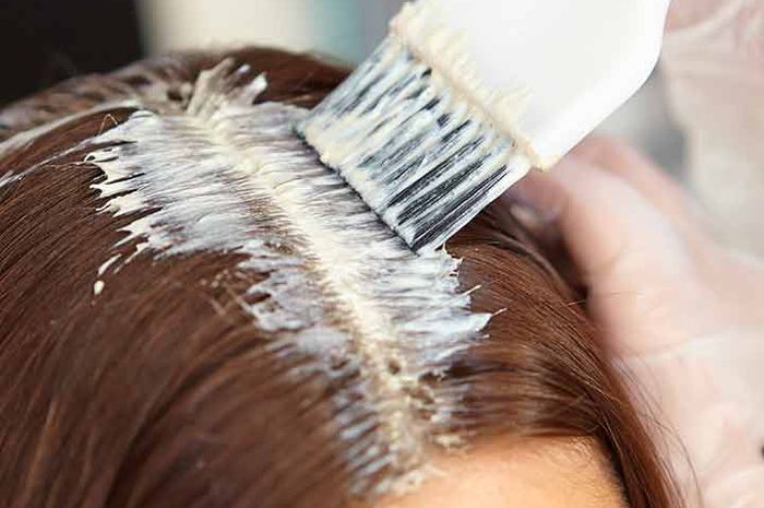 Rambut Rusak Akibat Bleaching? Tenang, Ini Cara Merawatnya!