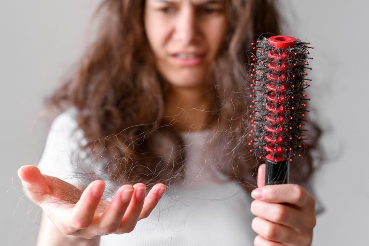 Rambut Rontok Karena Stres? Atasi dengan Nutrisi Ini!