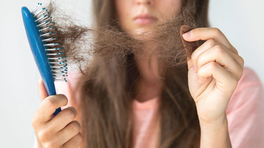 Rambut Rontok: Mengapa Rambut Kita Semakin Tipis?