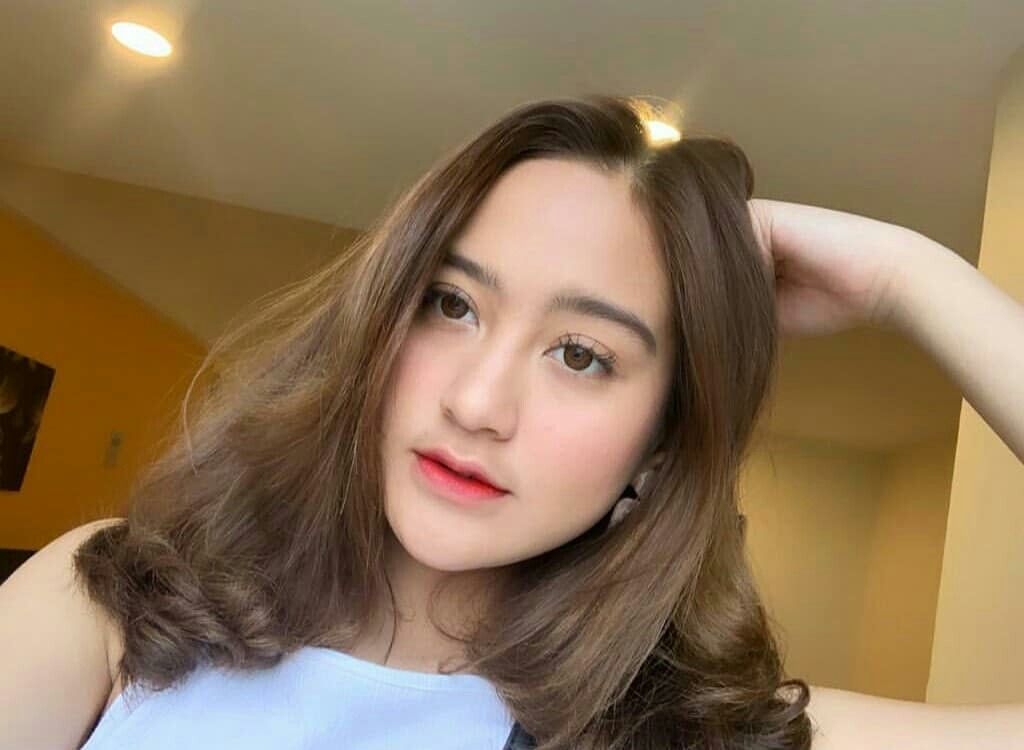 Berani Tampil Beda dengan Rambut Kerli yang Trendy dan Menawan?