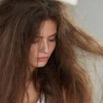 Rambut Kering dan Bercabang? Atasi dengan 7 Tips Jitu Ini!