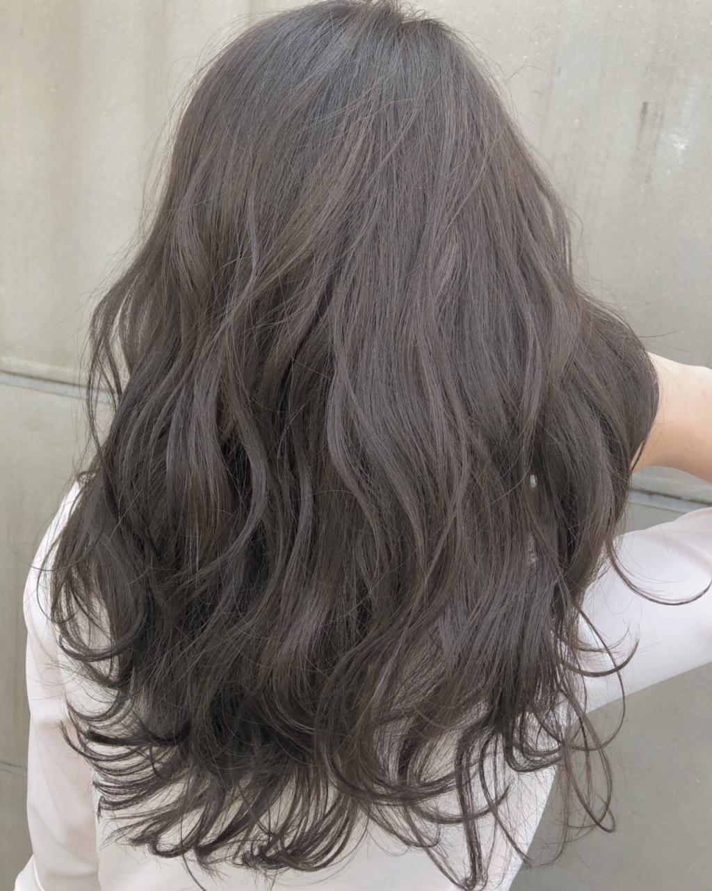 Inspirasi Warna Rambut Dark Brown yang Elegan dan Sesuai untuk Berbagai Suasana