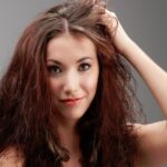 Rambut Frizzy? Tak Perlu Panik! Simak Tips Jitu Mengatasinya