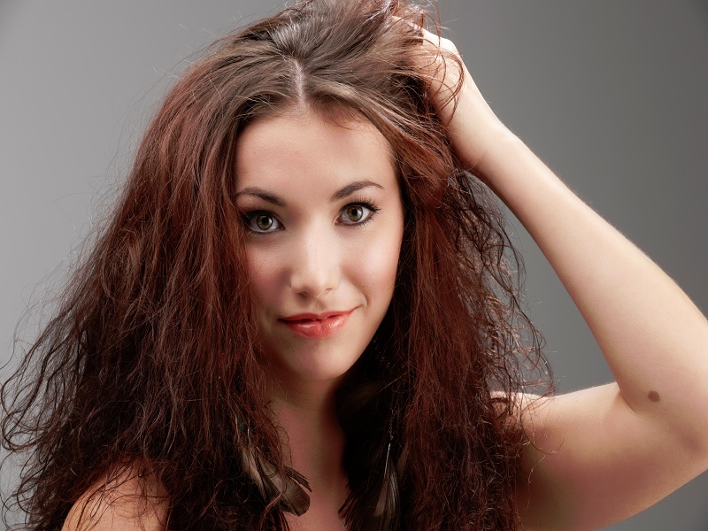 Rambut Frizzy? Tak Perlu Panik! Simak Tips Jitu Mengatasinya