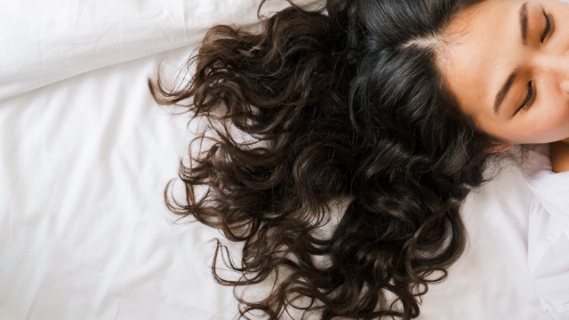 Posisi Tidur dan Rambut: Rahasia Cantik Seiring Tidur