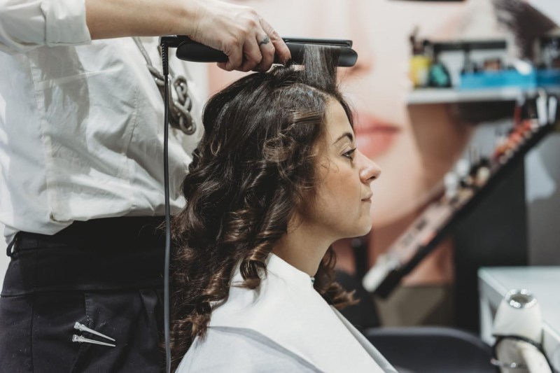 Lepas dari Ikatan Gelombang: Panduan Lengkap Meluruskan Rambut Secara Alami dan Aman