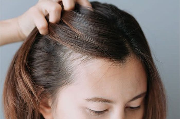 Rambut Rontok Bikin Stres? Tenang, Ini 7 Tips Merawat Rambut Wanita Agar Tetap Sehat dan Lebat!