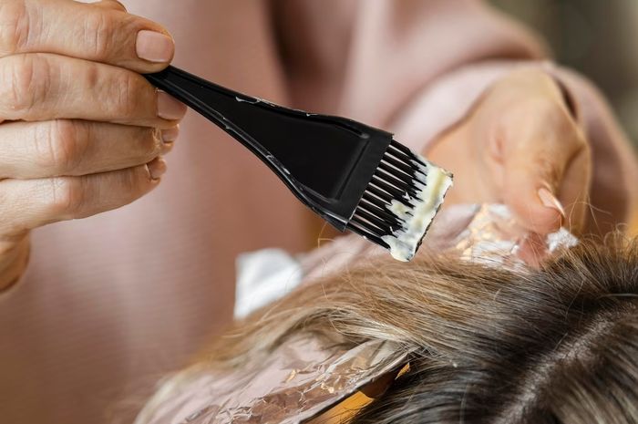 Menghilangkan Noda Cat Rambut di Tangan: Taklukkan Warna yang Membandel!