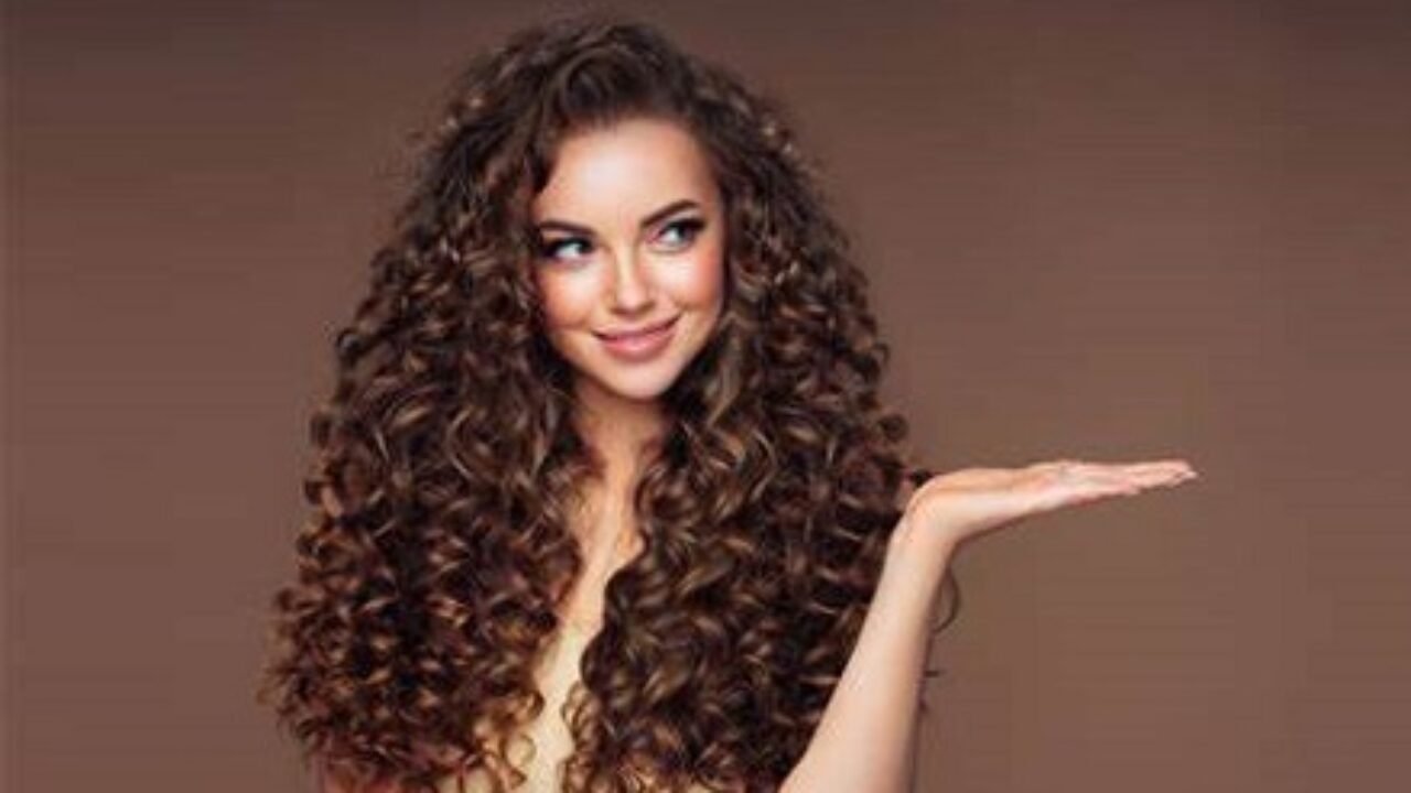 Rahasia Merawat Rambut Curly Panjang agar Tetap Sehat dan Menawan